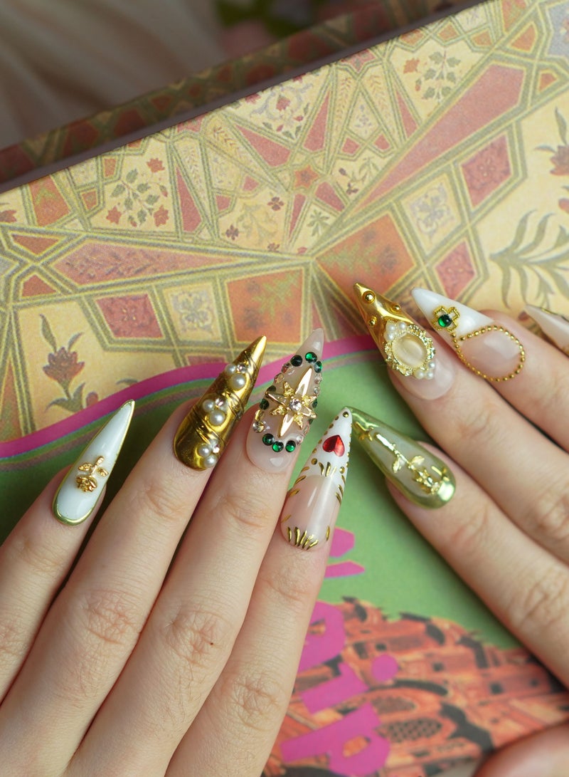  فيري الأظافر أظافر مصنوعة يدويًا بالضغط على الأظافر - أظافر مصنوعة يدويًا - أظافر كستنائية اللون كستنائي اللون مع حلي على شكل نجمة متقاطعة - تصميم أنيق مستوحى من الملكة الحمراء - قابلة لإعادة الاستخدام مع طقم تطبيق مجاني - Image 2