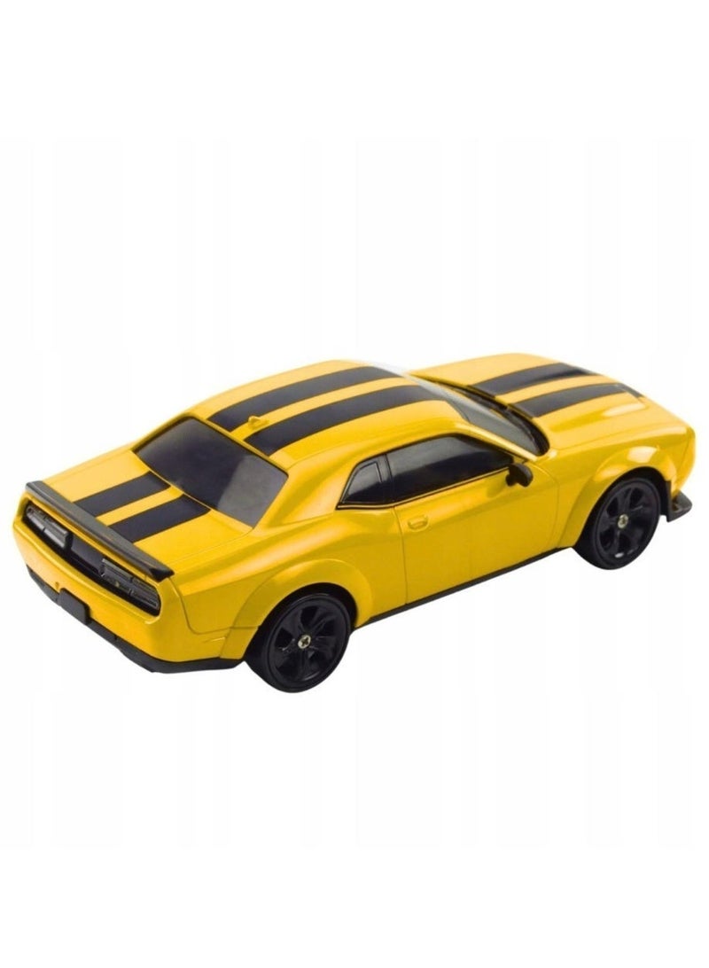 توي لاند سيارة دريفت رباعية الدفع مع تحكم عن بُعد وبطارية قابلة لإعادة الشحن، وإطارات دريفت إضافية، ووحدة تحكم، وأقماع أمان - لعبة سباق عالية السرعة للأطفال - أصفر - Image 2