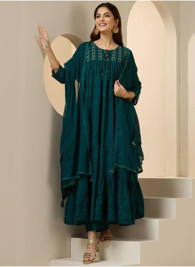 آي شين Tunic Women Lilac Cotton Kurta Set with Embroidered pattern Tunic and Palazzo features a Round neckline and Three-Fourth Sleeve secured with Elastic closure and styled in Straight Fit ideal for Festive moments — perfect for fashion-forward occasions.