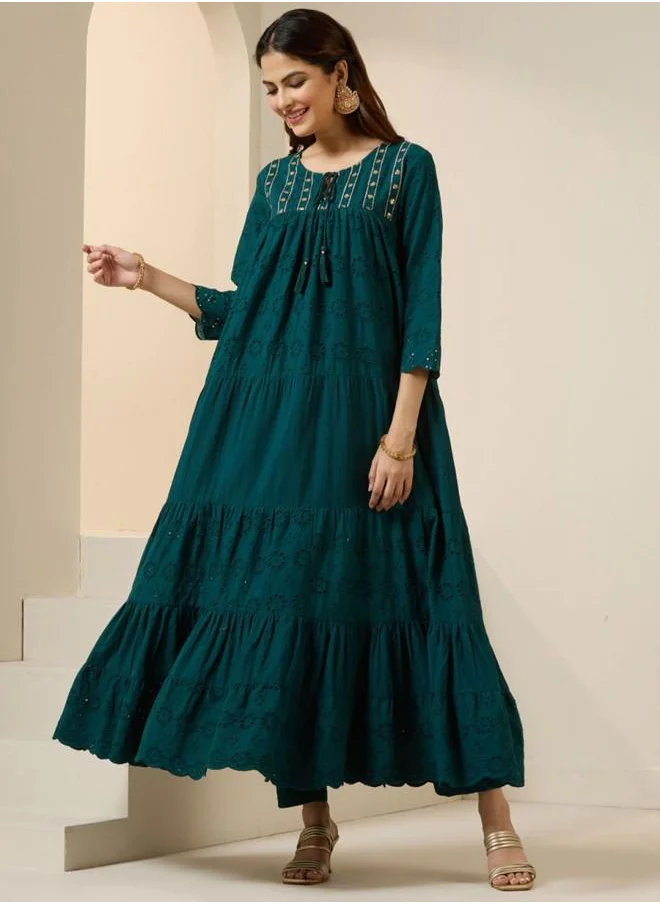 آي شين Tunic Women Lilac Cotton Kurta Set with Embroidered pattern Tunic and Palazzo features a Round neckline and Three-Fourth Sleeve secured with Elastic closure and styled in Straight Fit ideal for Festive moments — perfect for fashion-forward occasions.