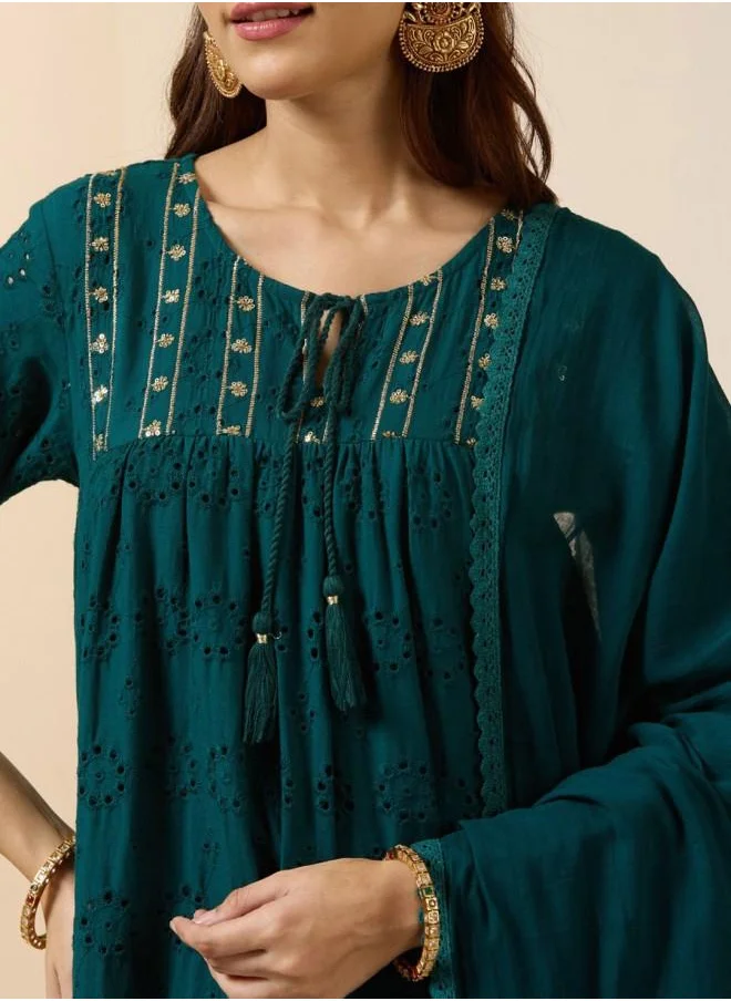 آي شين Tunic Women Lilac Cotton Kurta Set with Embroidered pattern Tunic and Palazzo features a Round neckline and Three-Fourth Sleeve secured with Elastic closure and styled in Straight Fit ideal for Festive moments — perfect for fashion-forward occasions.