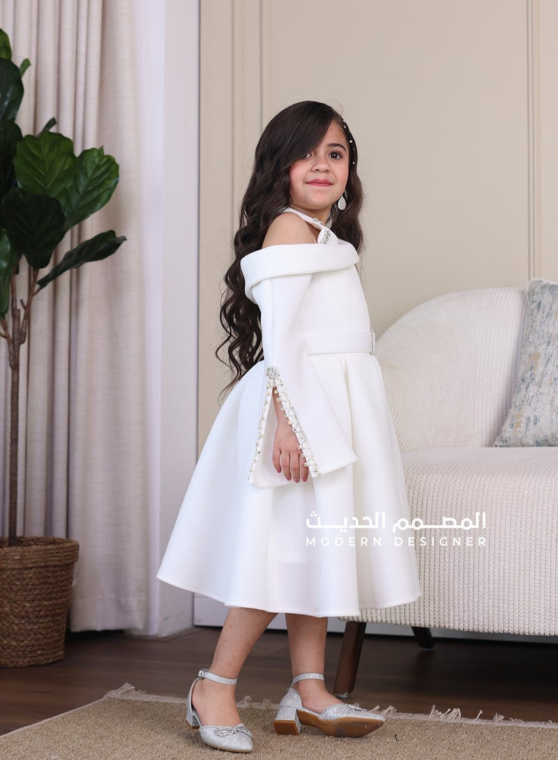 Modern Design A soft girls' dress for Eid. It is characterized by long white sleeves to highlight the beauty of the design and the brilliance of your child. It is characterized by an elegant design and beautiful de  - Image 3