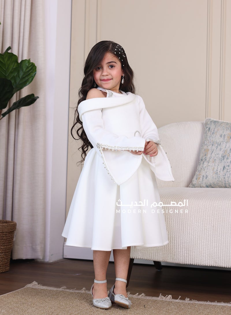 Modern Design A soft girls' dress for Eid. It is characterized by long white sleeves to highlight the beauty of the design and the brilliance of your child. It is characterized by an elegant design and beautiful de  - Image 2