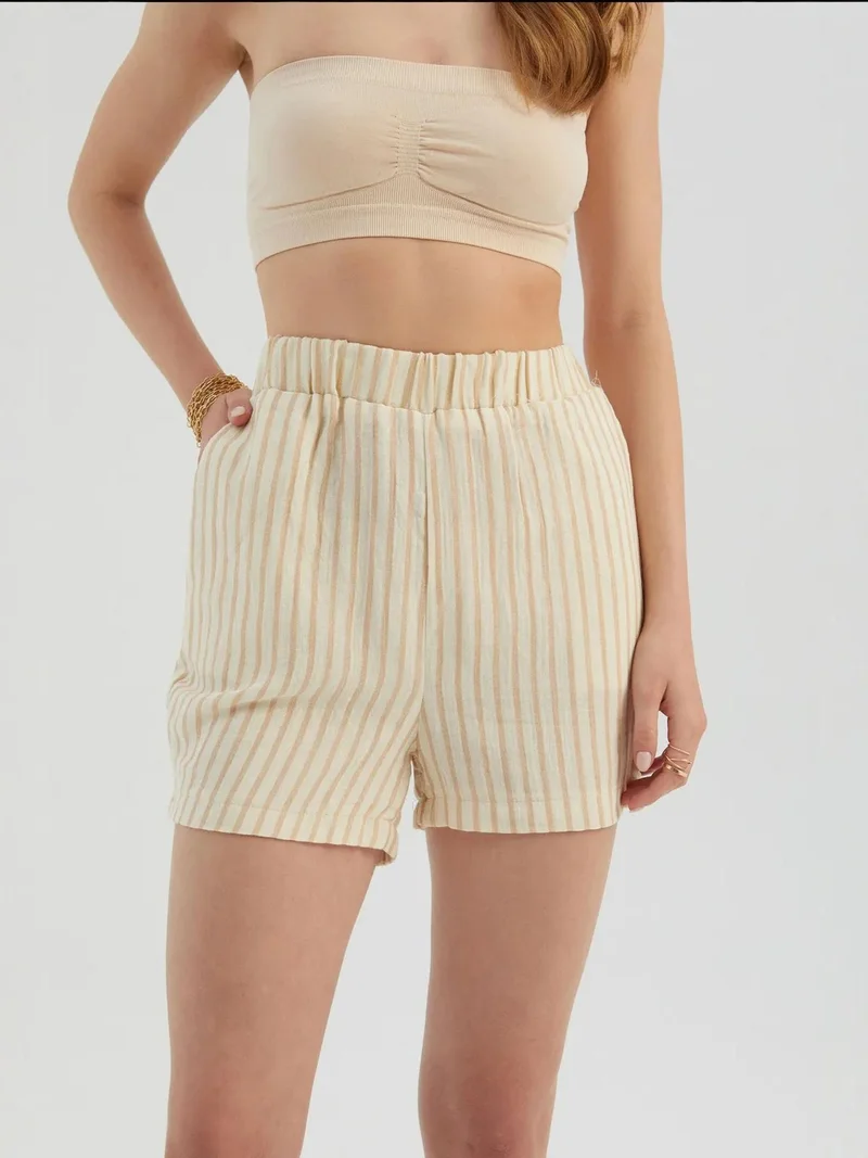 زوبعة شورت بخصر مرتفع وخصر مطاطي مخطط