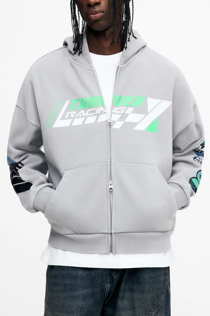 اتش اند ام هودي بقصّة فضفاضة وبسحاب كامل