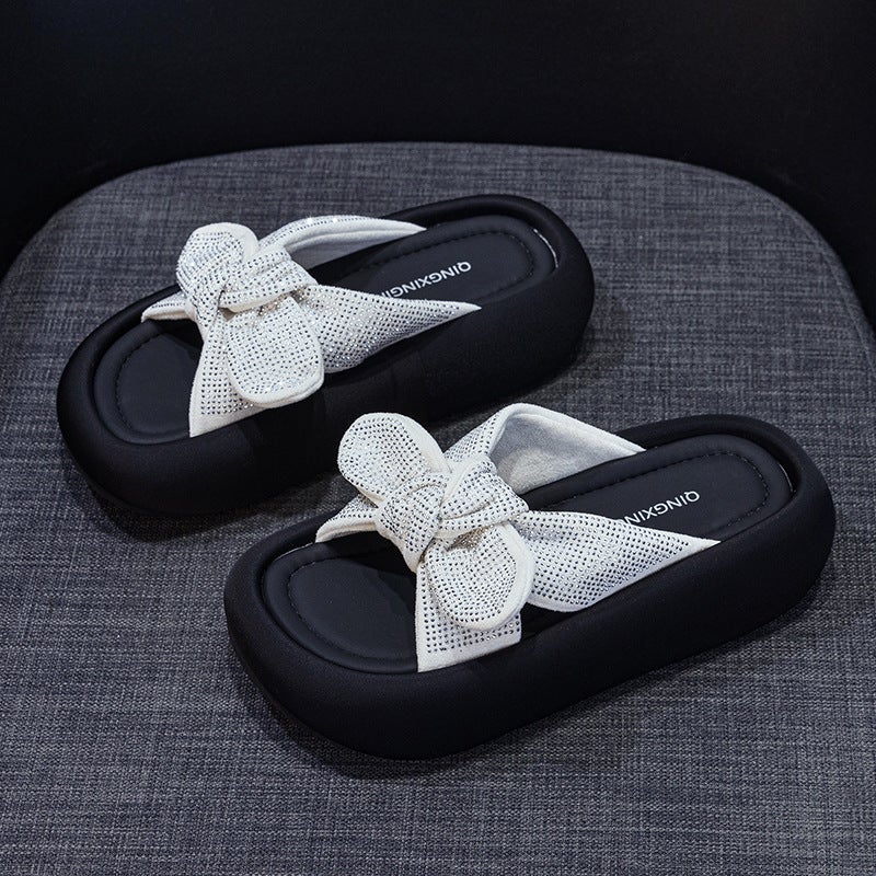 الراينستون الملابس الخارجية الانزلاق على Sandals للمرأة 2026 أسلوب جديد Bowknot الموضة العادية متعددة الاستخدامات سميكة مبيعات أحذية الشاطئ للمرأة - Image 1