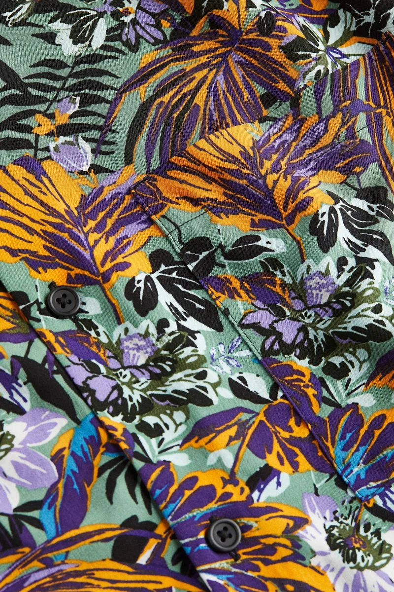 اتش اند ام قميص منقوش بقصة مريحة وياقة ريزورت