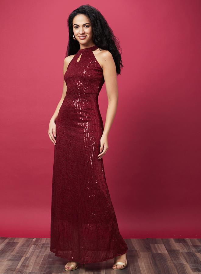 جلو باص فستان ماكسي نسائي عنابي مطرز بياقة هالتر وفتحة مفتاح - Image 2