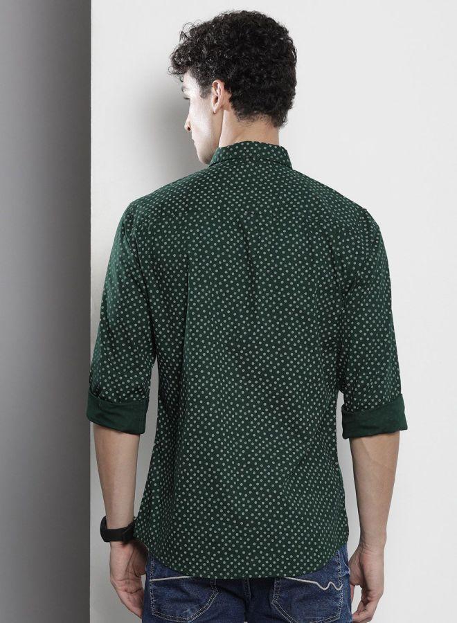 شركة المرآب الهندية قميص رجالي بطبعة زهور داكنة من ذا إنديان جراج كو بياقة ضيقة - Image 3