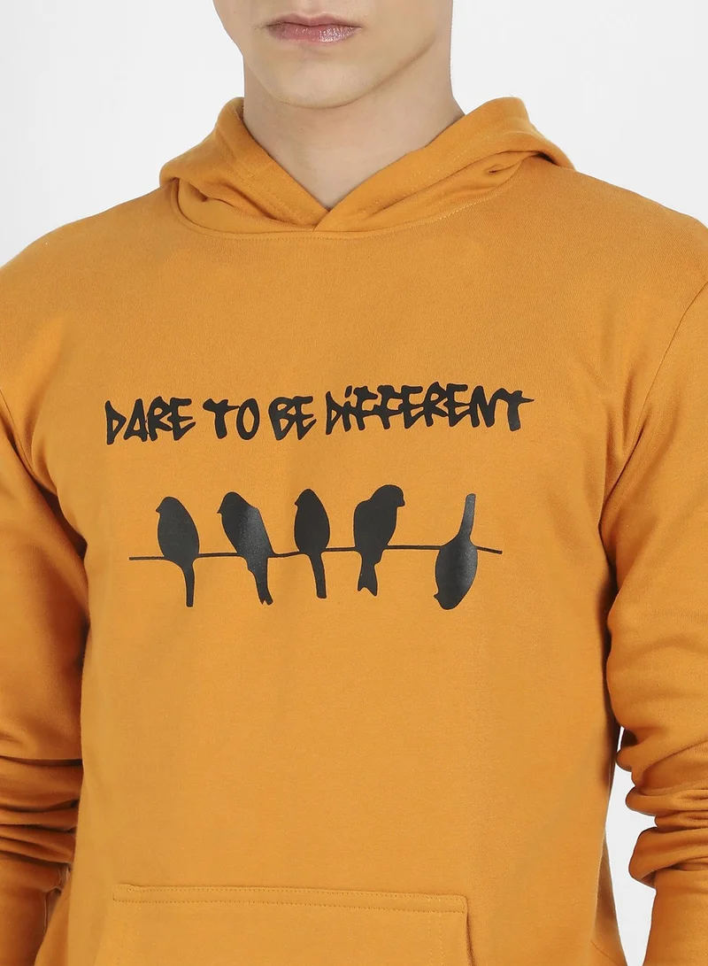 كامبوس سوترا هودي رجالي باللون الأصفر الخردل Dare To Be Different مع جيب كانجارو