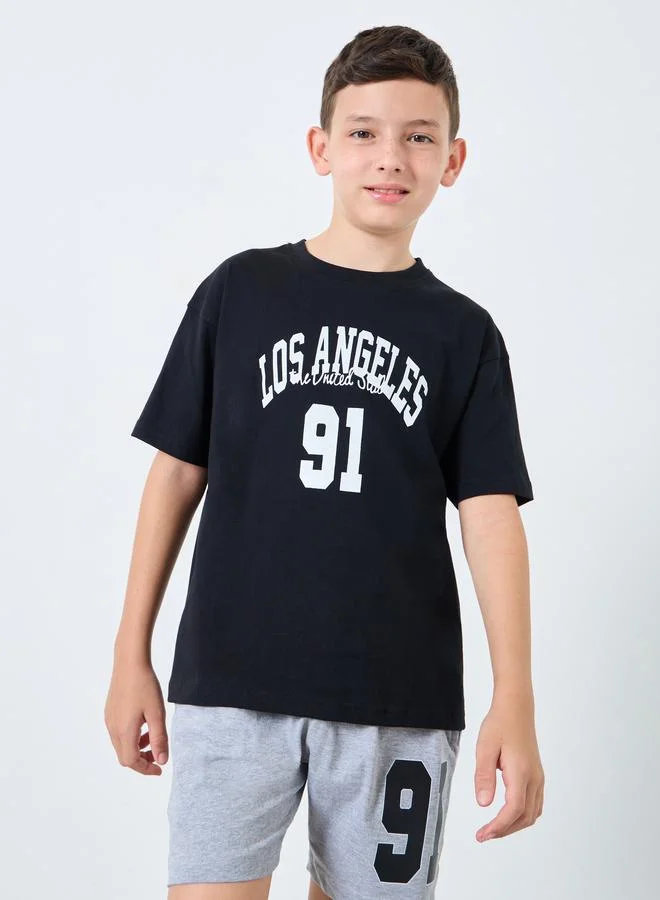 ستايلي طقم من شورت وتيشيرت بطبعة جرافيك