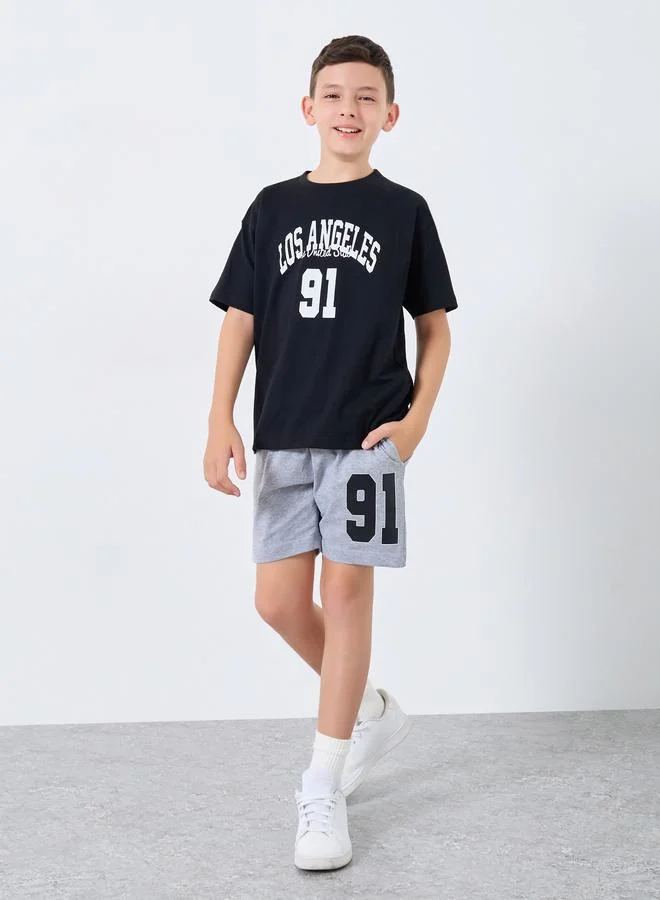 ستايلي طقم من شورت وتيشيرت بطبعة جرافيك