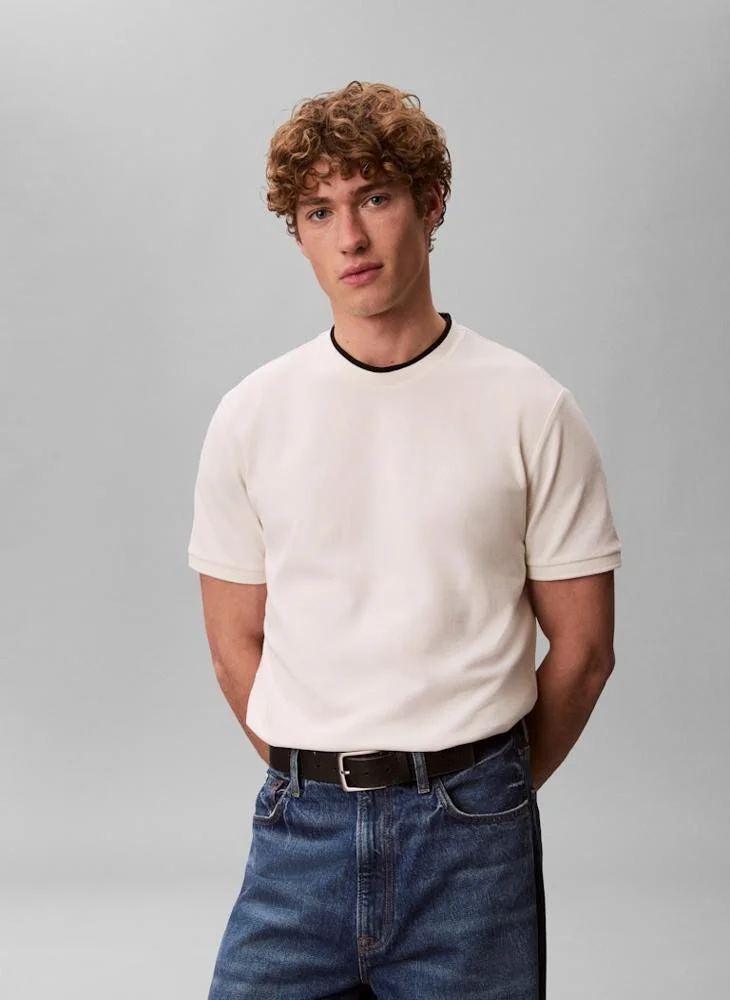 كالفن كلاين تيشيرت بياقة مخططة من القطن البيكيه