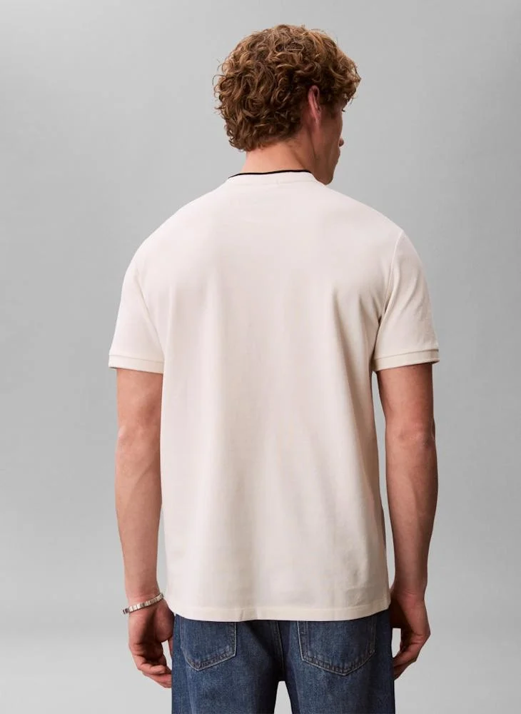 كالفن كلاين تيشيرت بياقة مخططة من القطن البيكيه