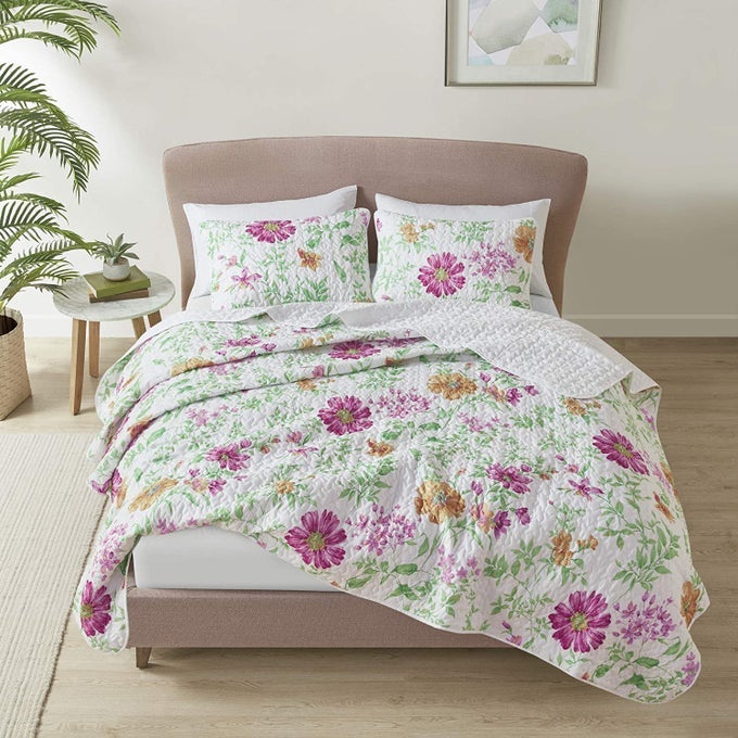 REVERSIBLE QUILT SETVERMICELLI STITCHING DESIGN ALL SEASON LIGHTWEIGHT COVERLET BEDSPREAD BEDDING MATCHING SHAMS FULLQUEEN 90 IN X 90 IN MARLENE DAISIES GREEN 3 PIECE