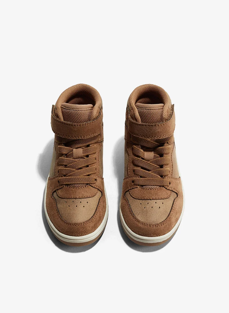 اتش اند ام حذاء رياضي عالي الساق