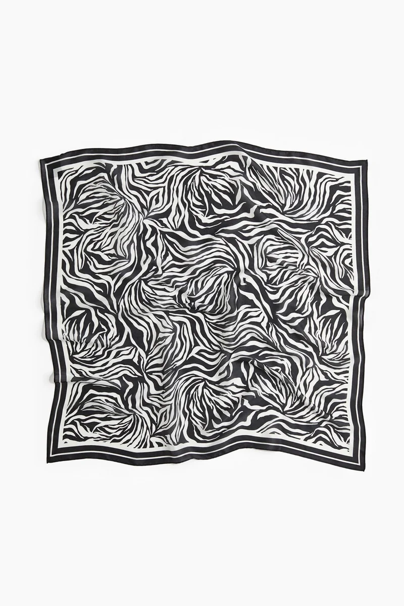 اتش اند ام وشاح مزين بالنقوش