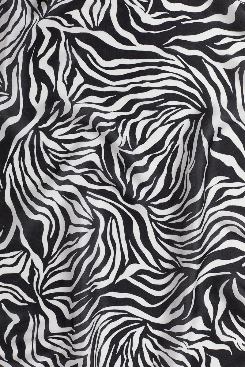 اتش اند ام وشاح مزين بالنقوش