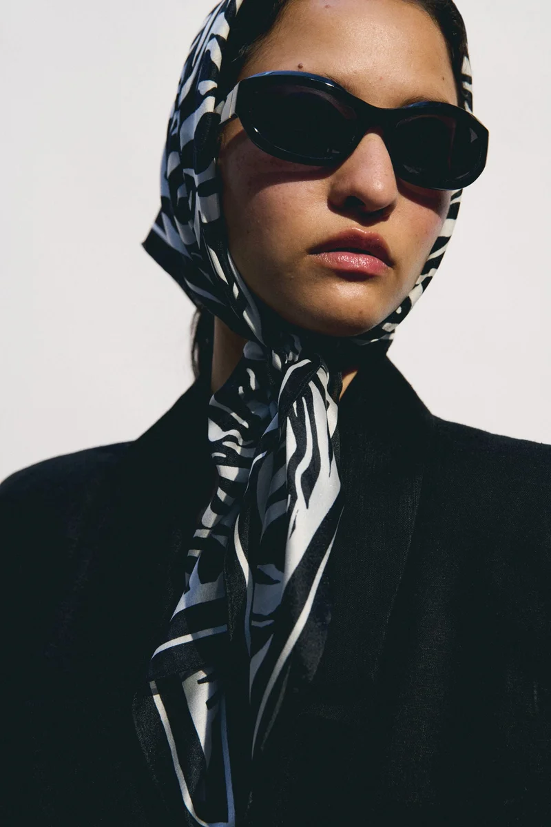 اتش اند ام وشاح مزين بالنقوش