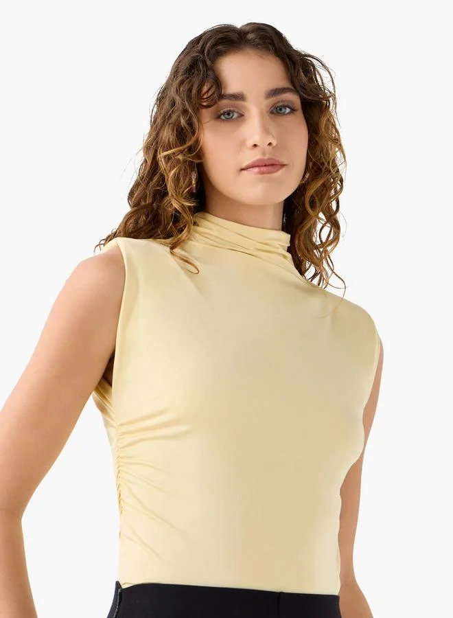 ايكونيك توب بدون أكمام بياقة سلحفاة بقصة مريحة