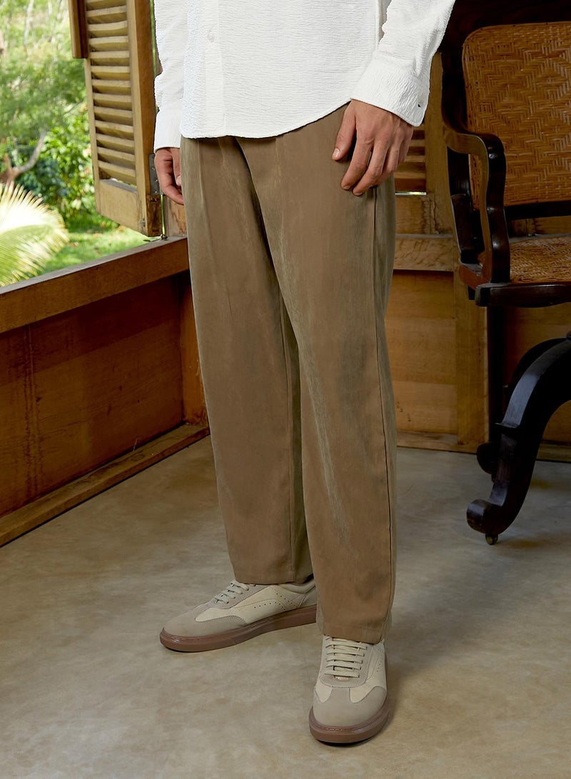 Campus Sutra Campus Sutra Men's Wood Brown Straight-Fit Pleated Tailored Trousers For Casual Wear | Mid-Rise | Straight Fit | Button Closure | Trousers Crafted With Comfort Fit For Everyday Wear  - Image 3