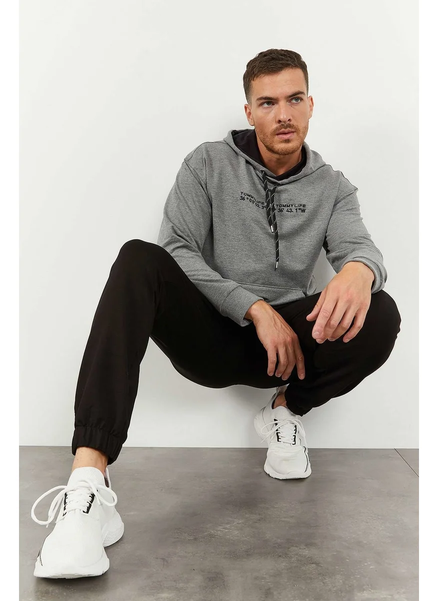 تومي لايف Gray Melange-Black Men's Hooded Kangaroo Pocket Oversize Elastic Leg Tracksuit - 85117