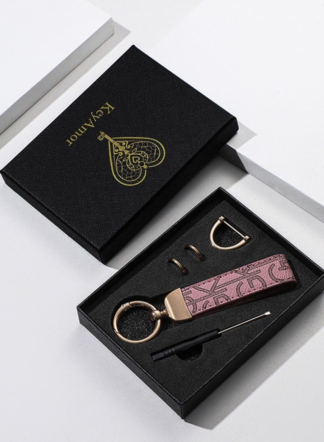 كيامور سلسلة مفاتيح أنيقة مصنوعة من المعدن والجلد للبالغين. سلسلة مفاتيح عصرية بحلقات ذهبية، مثالية للنساء، تحتوي على 3 حلقات مفاتيح لإضافة المزيد من الوظائف. مصنوعة من جلد وردي فاتح أنيق وراقي، وتوفر دوران 360 درجة للراحة، وتأتي مغلفة بشكل جميل في علبة هدايا فاخرة، مما يجعلها خيارًا ممتازًا كإكسسوار أو كهدية. - Image 2