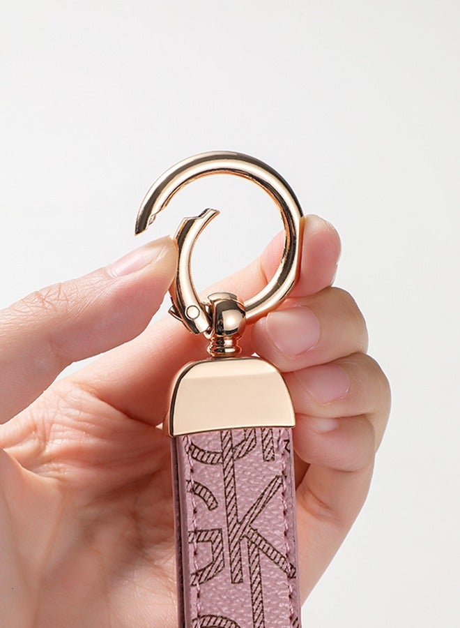 كيامور سلسلة مفاتيح أنيقة مصنوعة من المعدن والجلد للبالغين. سلسلة مفاتيح عصرية بحلقات ذهبية، مثالية للنساء، تحتوي على 3 حلقات مفاتيح لإضافة المزيد من الوظائف. مصنوعة من جلد وردي فاتح أنيق وراقي، وتوفر دوران 360 درجة للراحة، وتأتي مغلفة بشكل جميل في علبة هدايا فاخرة، مما يجعلها خيارًا ممتازًا كإكسسوار أو كهدية. - Image 3