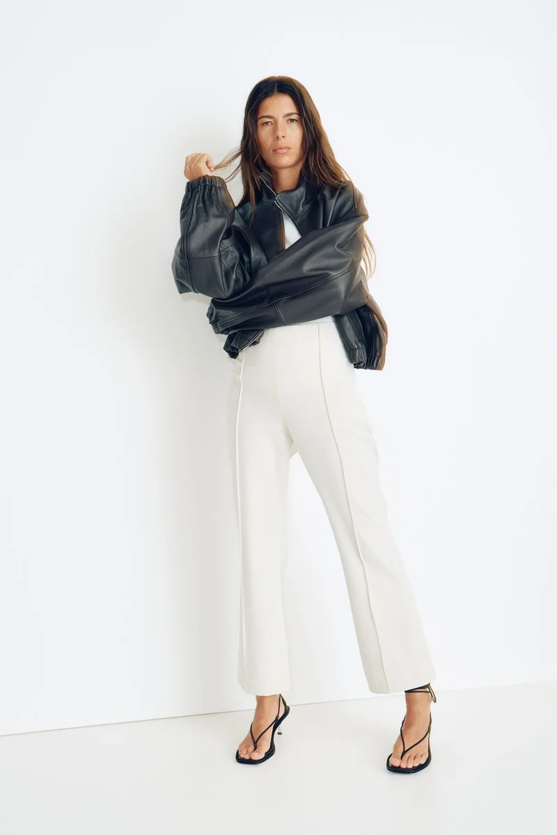 اتش اند ام بنطلون واسع مزيّن بكسرات على الساقين