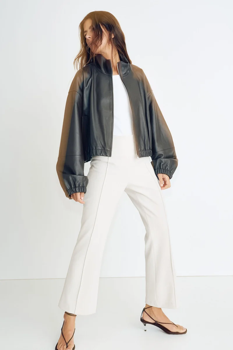 اتش اند ام بنطلون واسع مزيّن بكسرات على الساقين