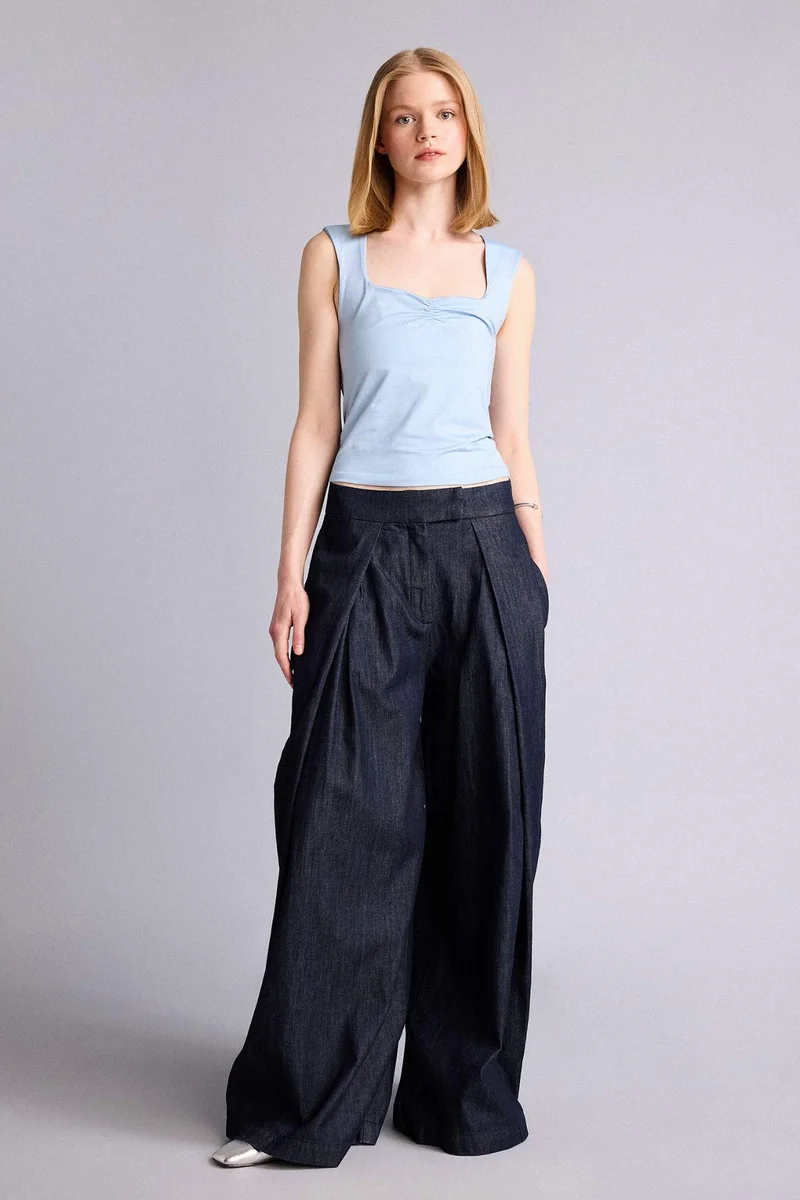 ديفاكتو Slim Fit Heart Collar Tank Top