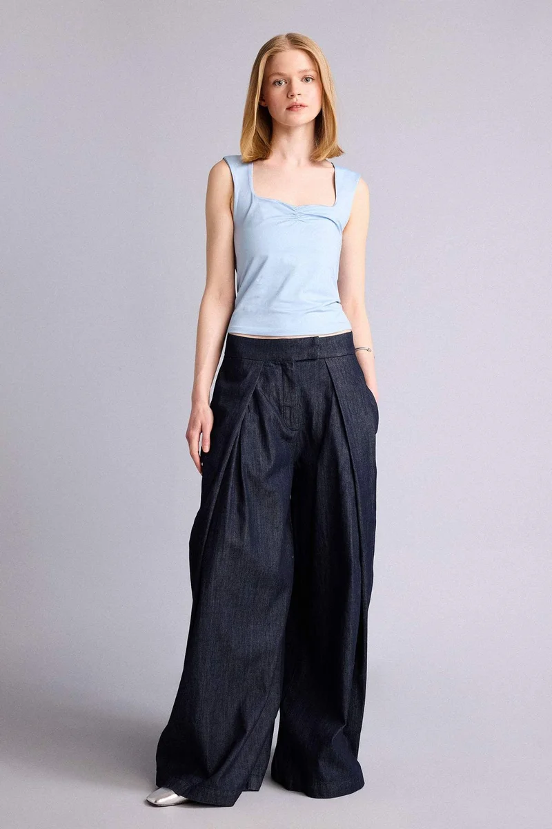 ديفاكتو Slim Fit Heart Collar Tank Top