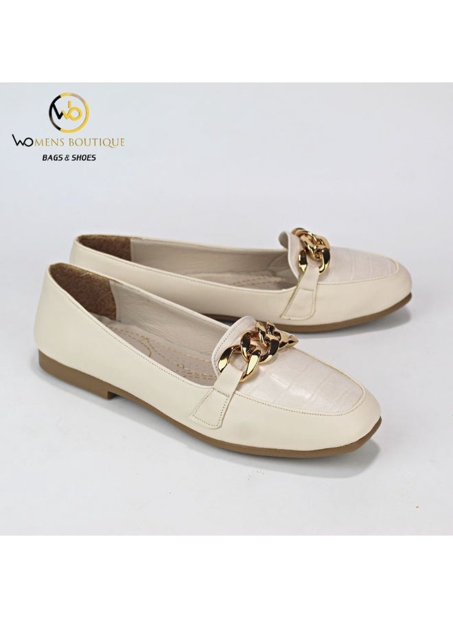 Women’s Low-Heel Shoe with Crocodile-Embossed Leather Pattern and Gold Accessory