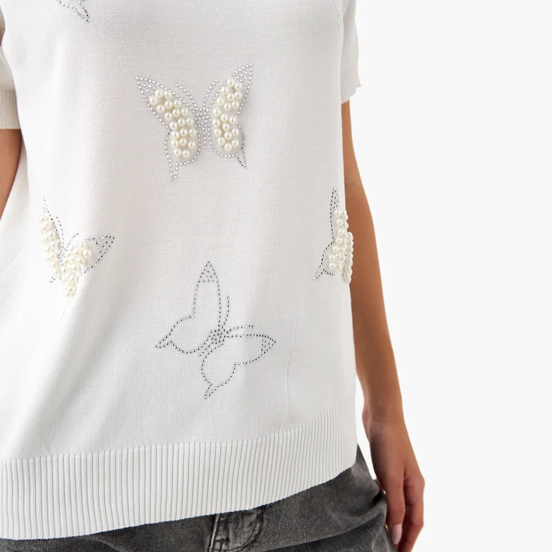 تواكستريمز تيشيرت مزين باللؤلؤ بياقة دائرية