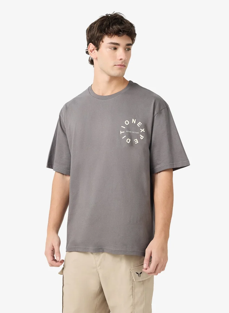 سفنتي فايف تيشيرتات بطباعة جرافيك كبيرة الحجم