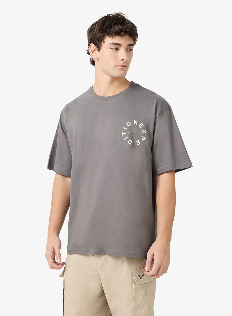 سفنتي فايف تيشيرتات بطباعة جرافيك كبيرة الحجم