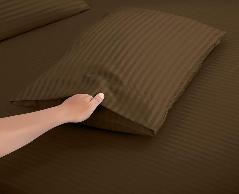 ROYALE LINENS طقم شراشف مخططة من رويال لينينز - فراش مايكروفايبر ناعم 1800 - 1 شرشف مجهز، 1 شرشف مسطح، 1 كيس وسادة - مقاوم للبهتان - طقم شراشف توين مخططة داماسك 3 قطع (توين، شوكولاتة) - Image 4