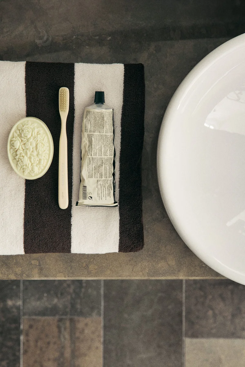 اتش اند ام منشفة لليدين مخططة