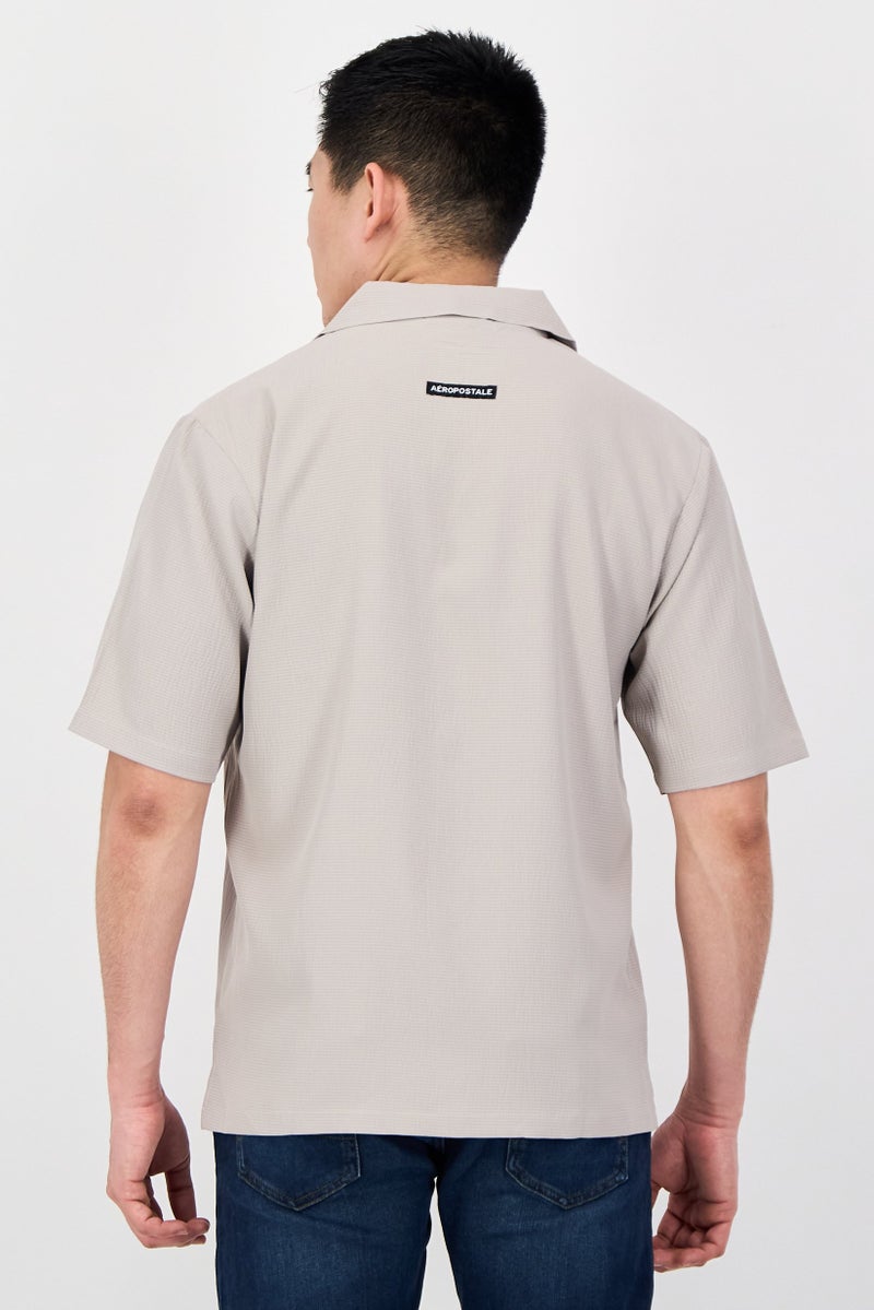 Aeropostale قميص رجالي بقصة عادية بأكمام قصيرة بتصميم منسوج، بيج - Image 3