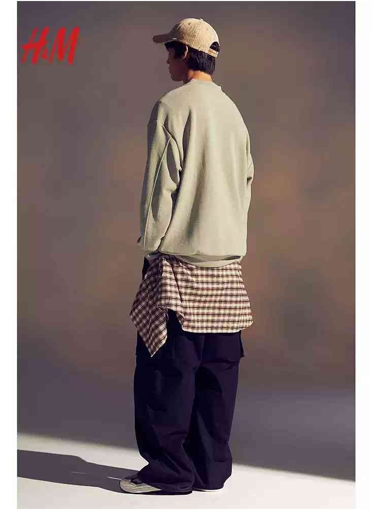H and M - HM New Fashionable Casual Round Neck Loose American Long Sleeved Sweatshirt - Image 1