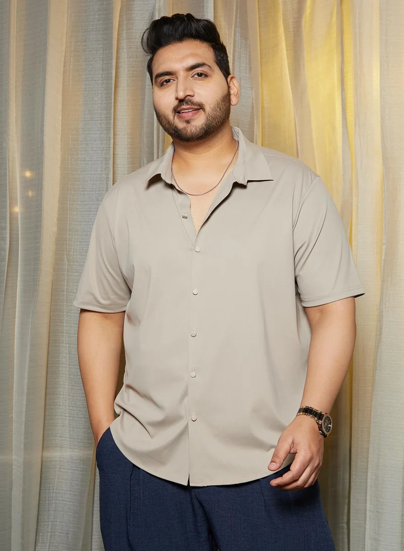 انستافاب بلس قميص رجالي بيج كاكي بدون خياطة مقاس بلس للملابس الكاجوال بياقة عريضة وأكمام قصيرة عادية وإغلاق بأزرار