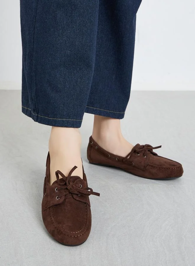 ستايلي حذاء بنمط قارب بجلد بمظهر الشمواه