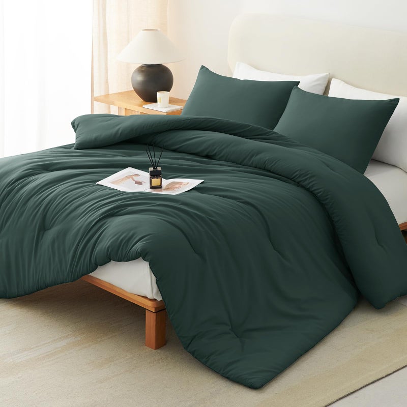 CozyLux طقم لحاف كامل الحجم من CozyLux أخضر غابي 3 قطع طقم سرير مبطن متين قابل للتنفس طقم سرير ناعم فاخر مع لحاف بديل لأسفل لجميع المواسم (1 لحاف و2 كيس وسادة) - Image 1