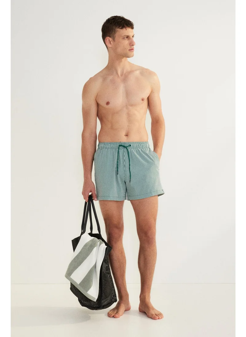 اتش اند ام Seersucker swim shorts
