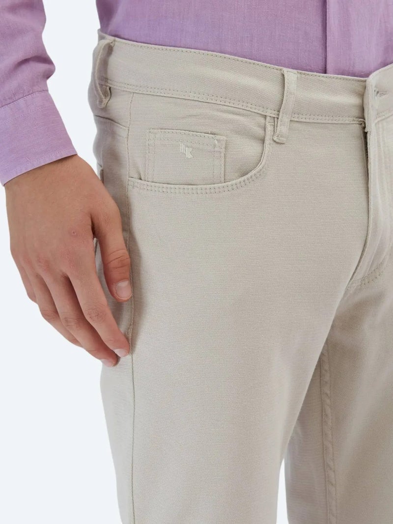كيب بنطال قطني بيج اللون، بقصة ضيقة، مناسب للإطلالات الكاجوال - Image 4