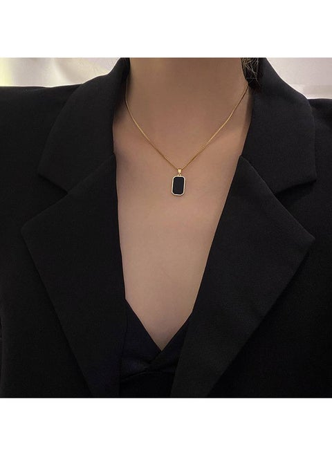 Elegant gold necklace with a modern design featuring a rectangular black pendant framed in gold, giving you a luxurious look that combines simplicity and charm, perfect for all your daily and special occasions!