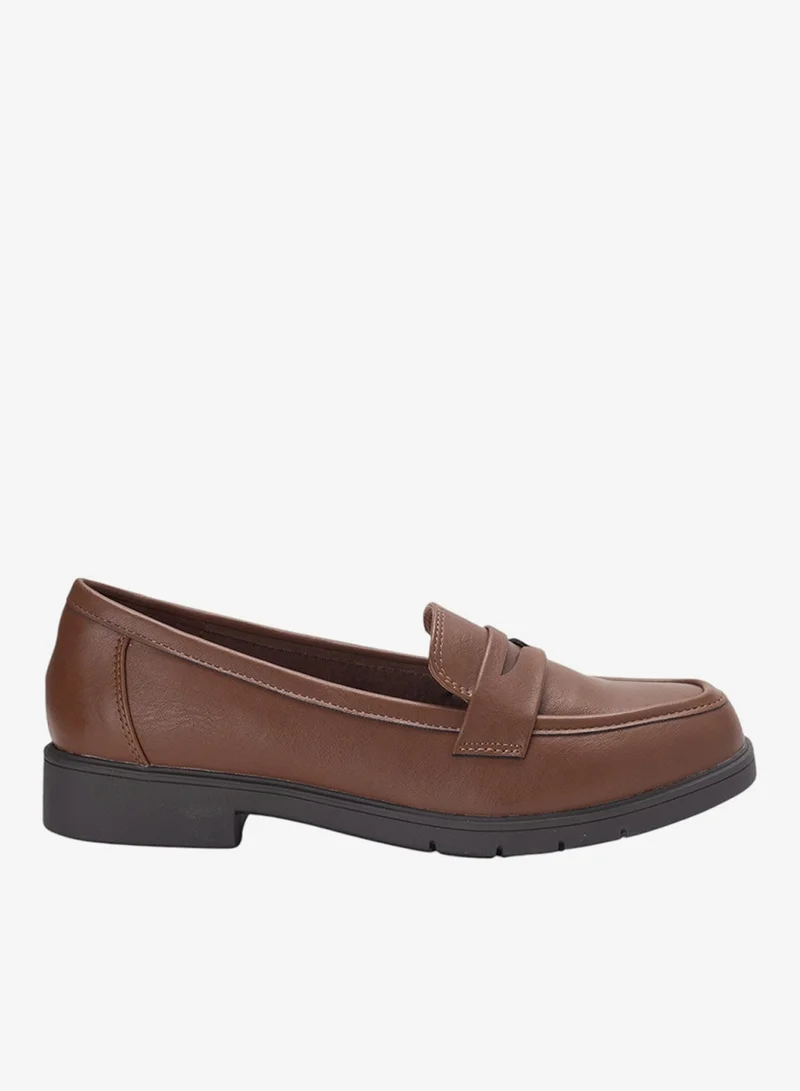 باتا حذاء لوفر بكعب منخفض سهل الارتداء ومريح