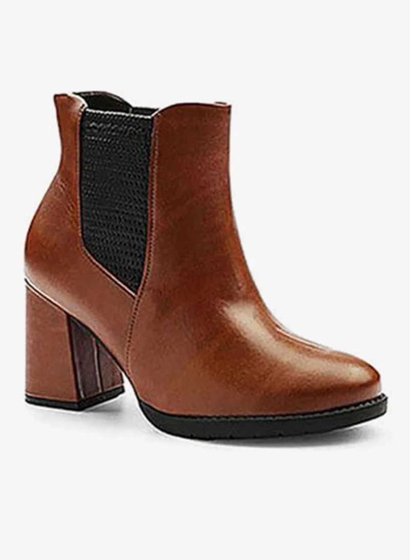 Cuple Classic boots crafted for timeless style.