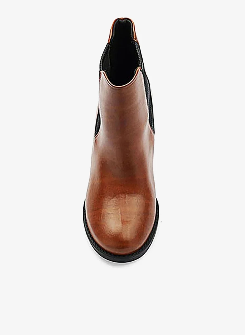 Cuple Classic boots crafted for timeless style.