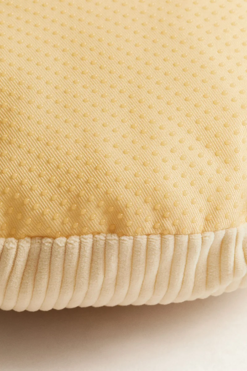 اتش اند ام بوف على شكل زهرة